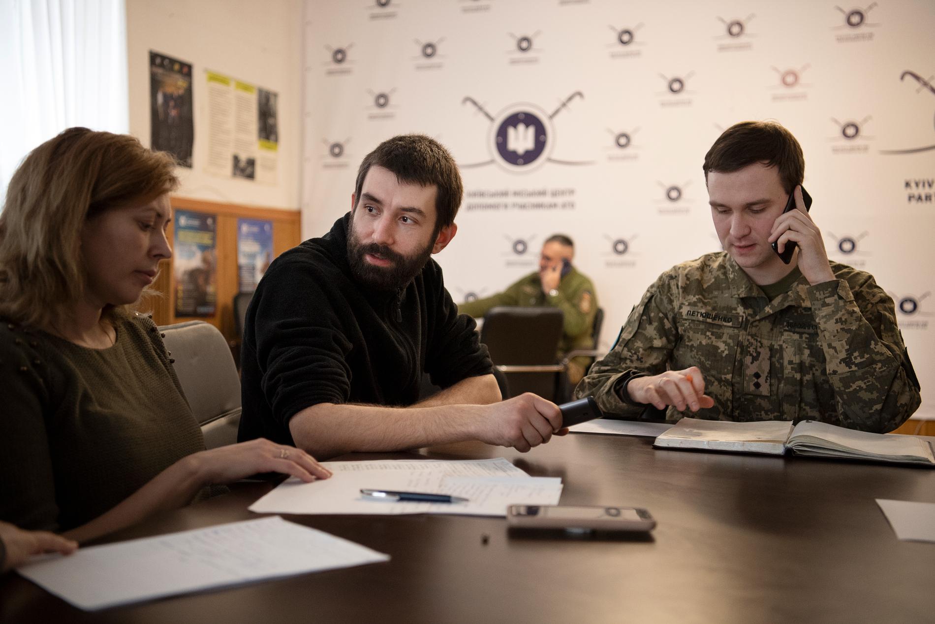 Rekryteringschefen Pavlov Schybria (i mitten) säger att de är nedringda av privatpersoner som vill försvara Ukraina.