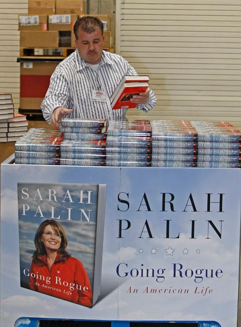 Biografi Sarah Palins bok ”Going Rogue” finns nu ute i bokhandeln. Här lägger personalen i en bokhandel i Utah fram storsäljaren.