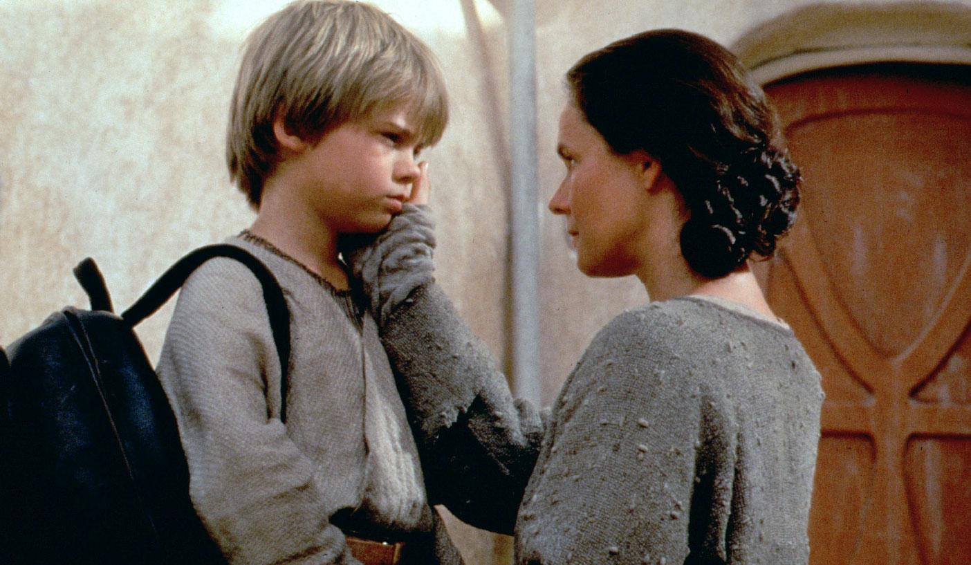 Jake Lloyd som en ung Anakin Skywalker och Pernilla August  i Episode I: The Phantom Menace.