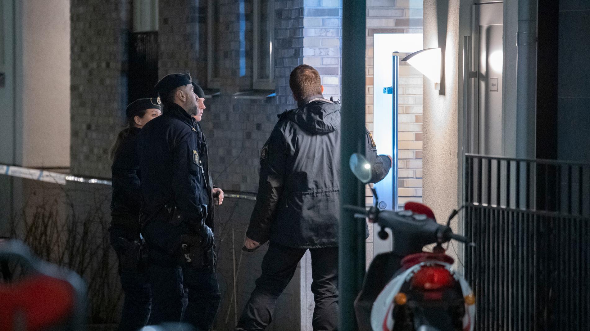 Polis och kriminaltekniker på plats i stadsdelen Hyllie i Malmö efter en detonation vid en entré.