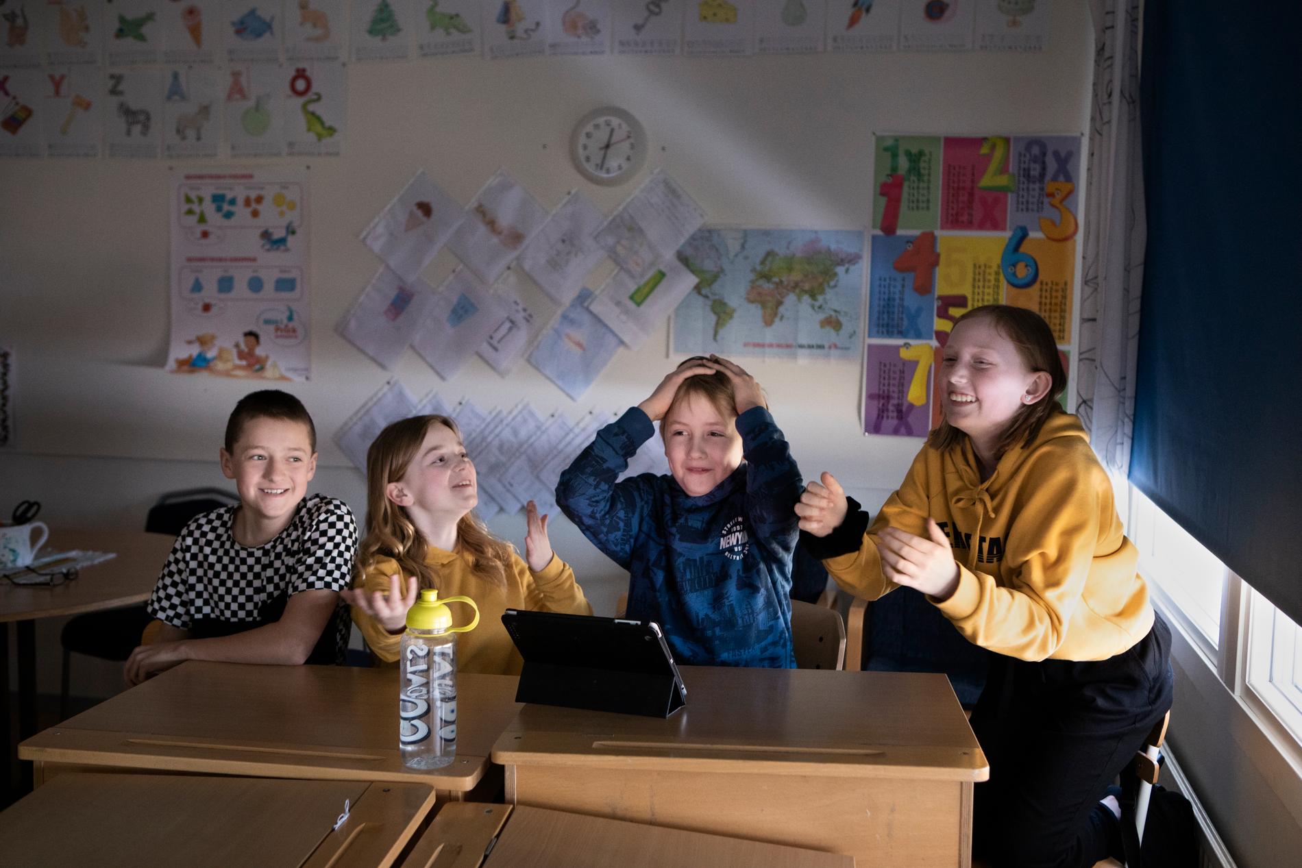 Några av eleverna på Mockfjärdsskolan när Andreas Magnusson höll ett klimatquiz.