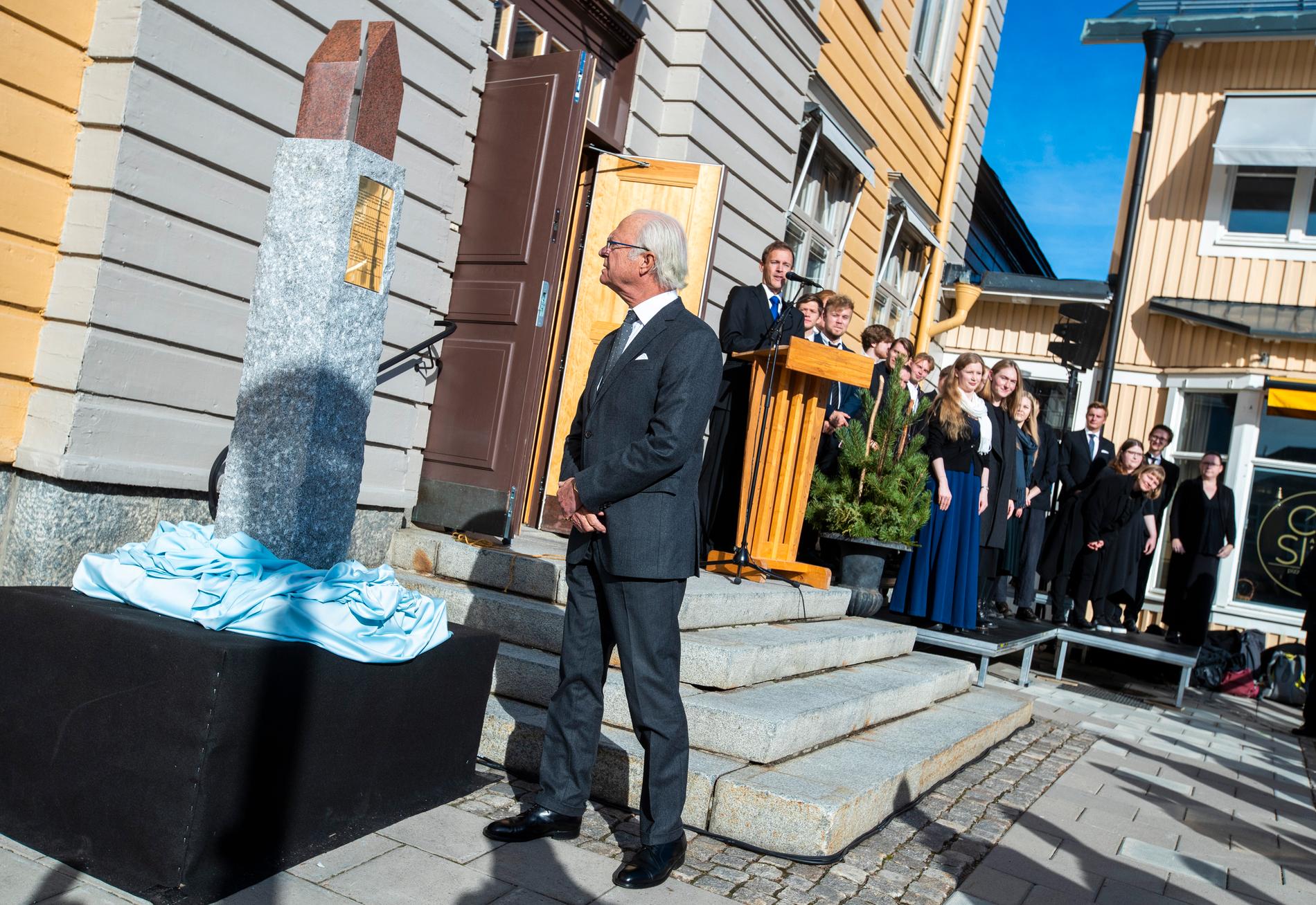 Kung Carl XVI Gustaf avtäcker en ny skulptur på Rådhustorget i Piteå.