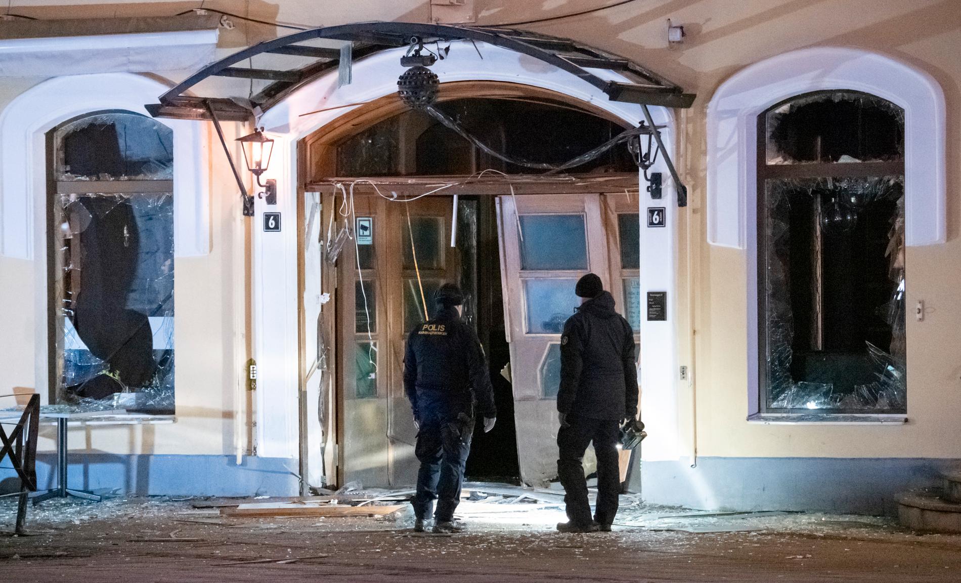 Entrén till en nattklubb på Stortorget i Malmö blev helt förstörd vid en explosion natten mot måndag.