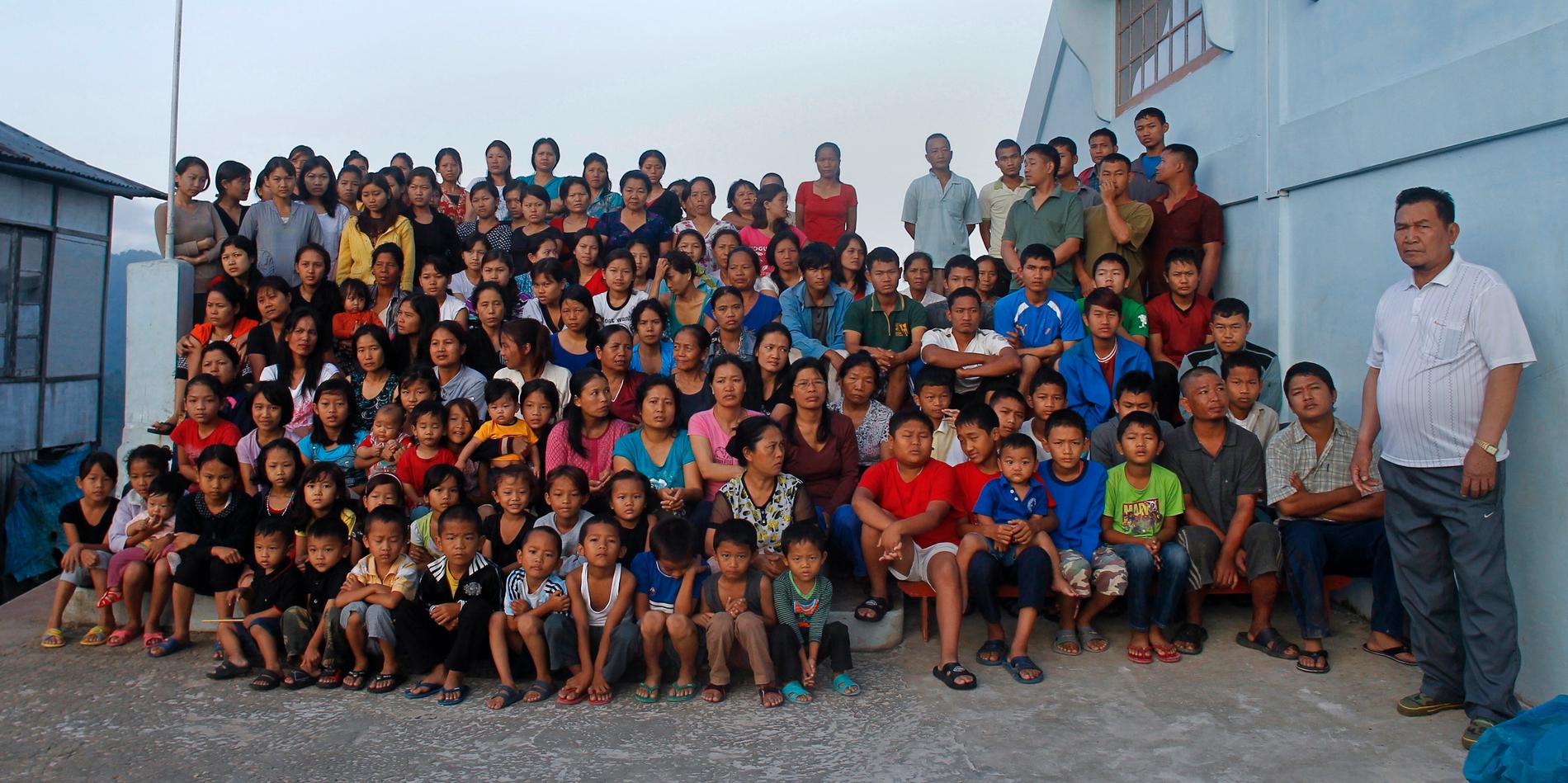 Ziona Chana familjemedlemmar samlade för ett gruppfoto utanför deras gemensamma bostad i Baktawng i delstaten Mizoram 2011. Arkivbild.