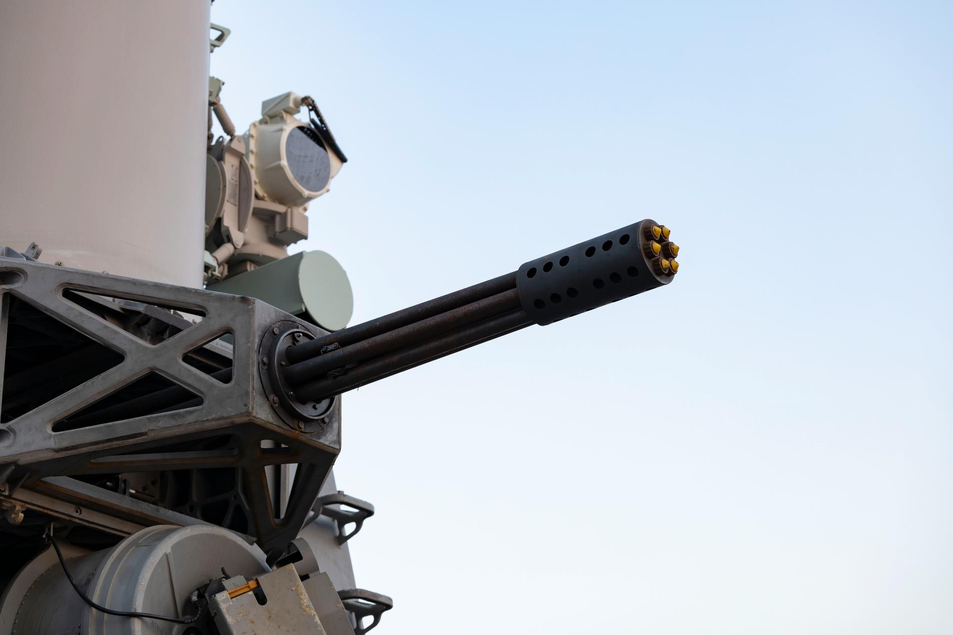 Nyligen fick USS Gravely använda sitt mest korträckviddiga skydd för att skjuta ner en huthi-robot på nära håll: Phalanx CIWS, en automatisk snabbskjutande kulspruta av Gatling-typ. Här ses systemet på USS Forrest Sherman.