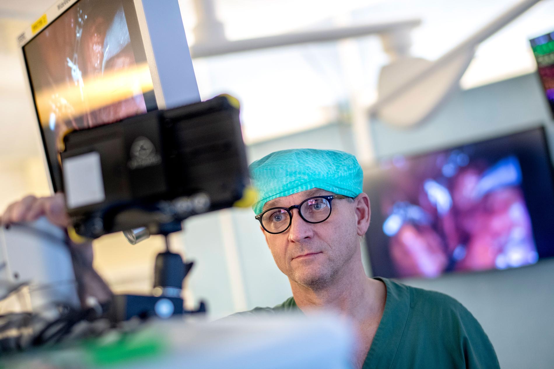 Mats Brännström, professor vid Sahlgrenska akademin i Göteborg, övervakar en livmodertransplantation via en bildskärm.