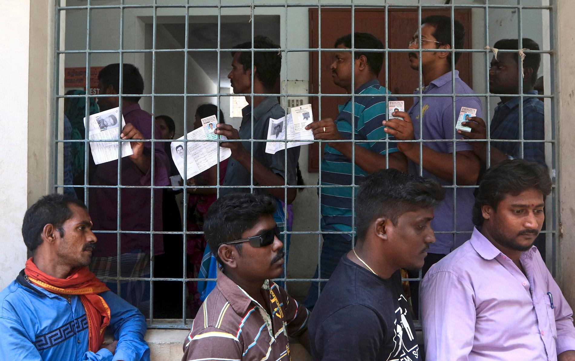 Indier står i kö för att rösta under den andra av sju faser i det jättelika valet, här i Madras för några dagar sedan. Arkivbild.