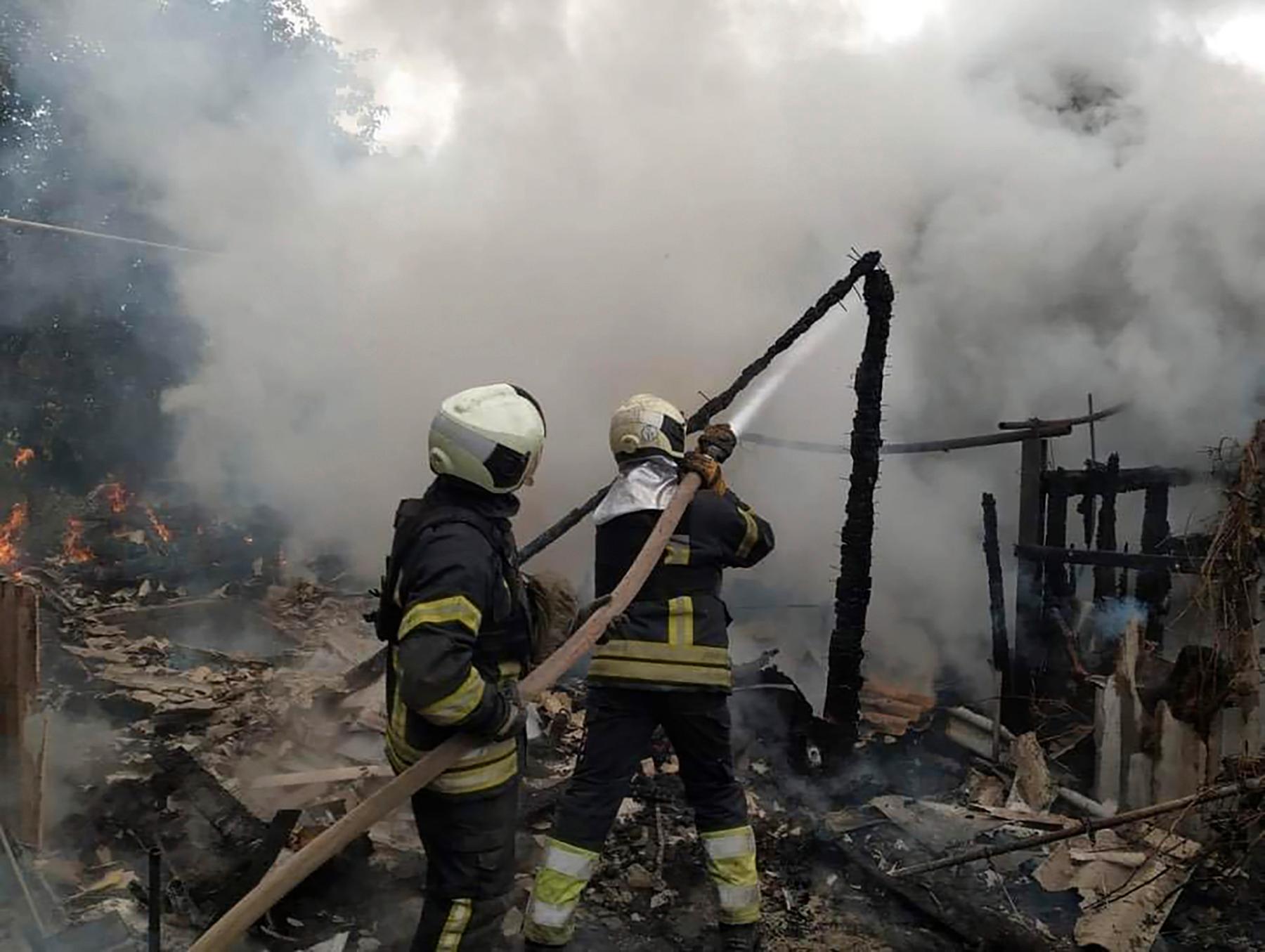 Räddningstjänsten försöker släcka en brand i en byggnad. Bilden är från söndagen den 3 juli.