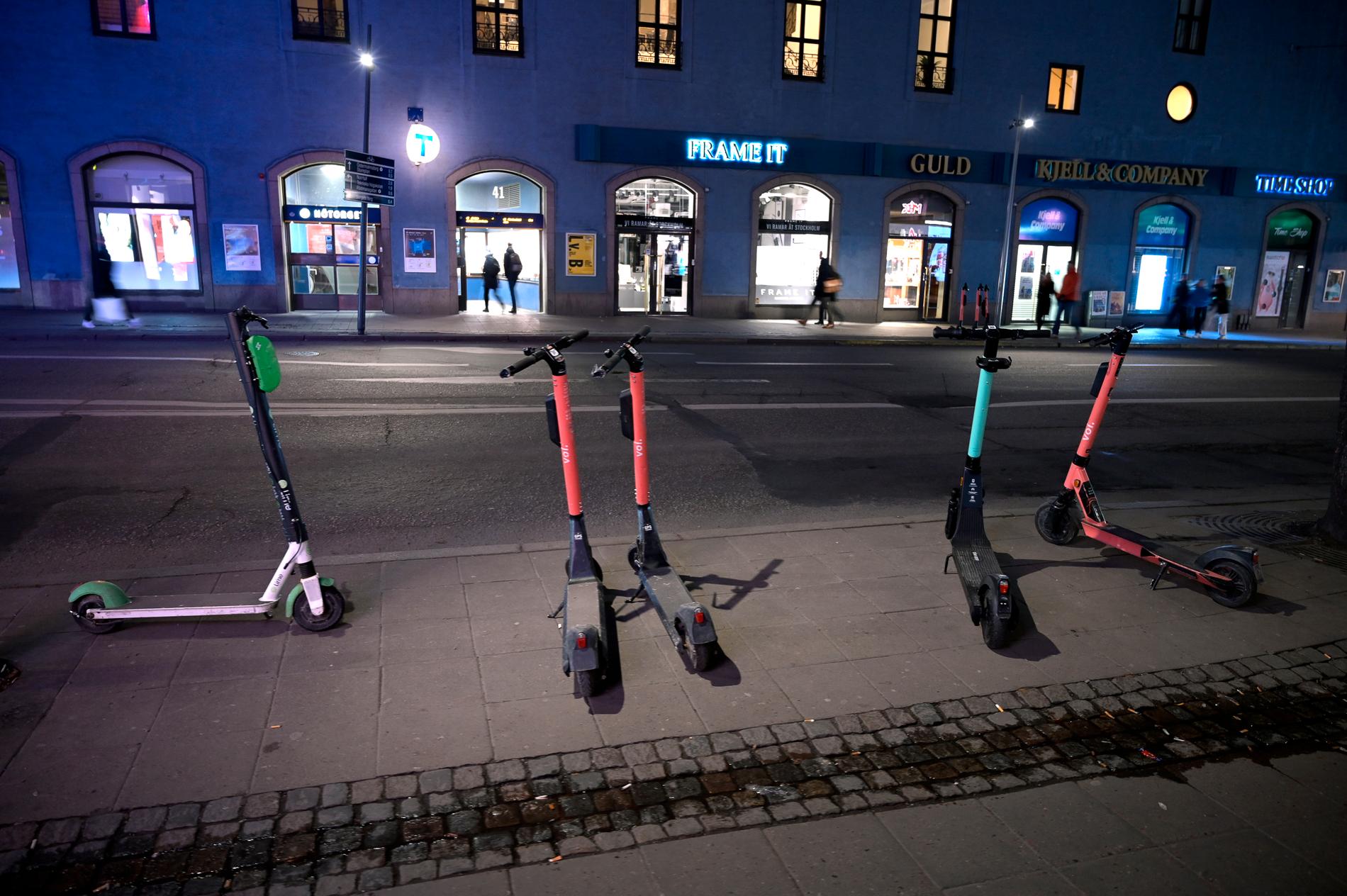 Tre av Stockholms största elsparkcykelföretag använder sig av en underleverantör utan yrkestrafiktillstånd. Arkivbild.