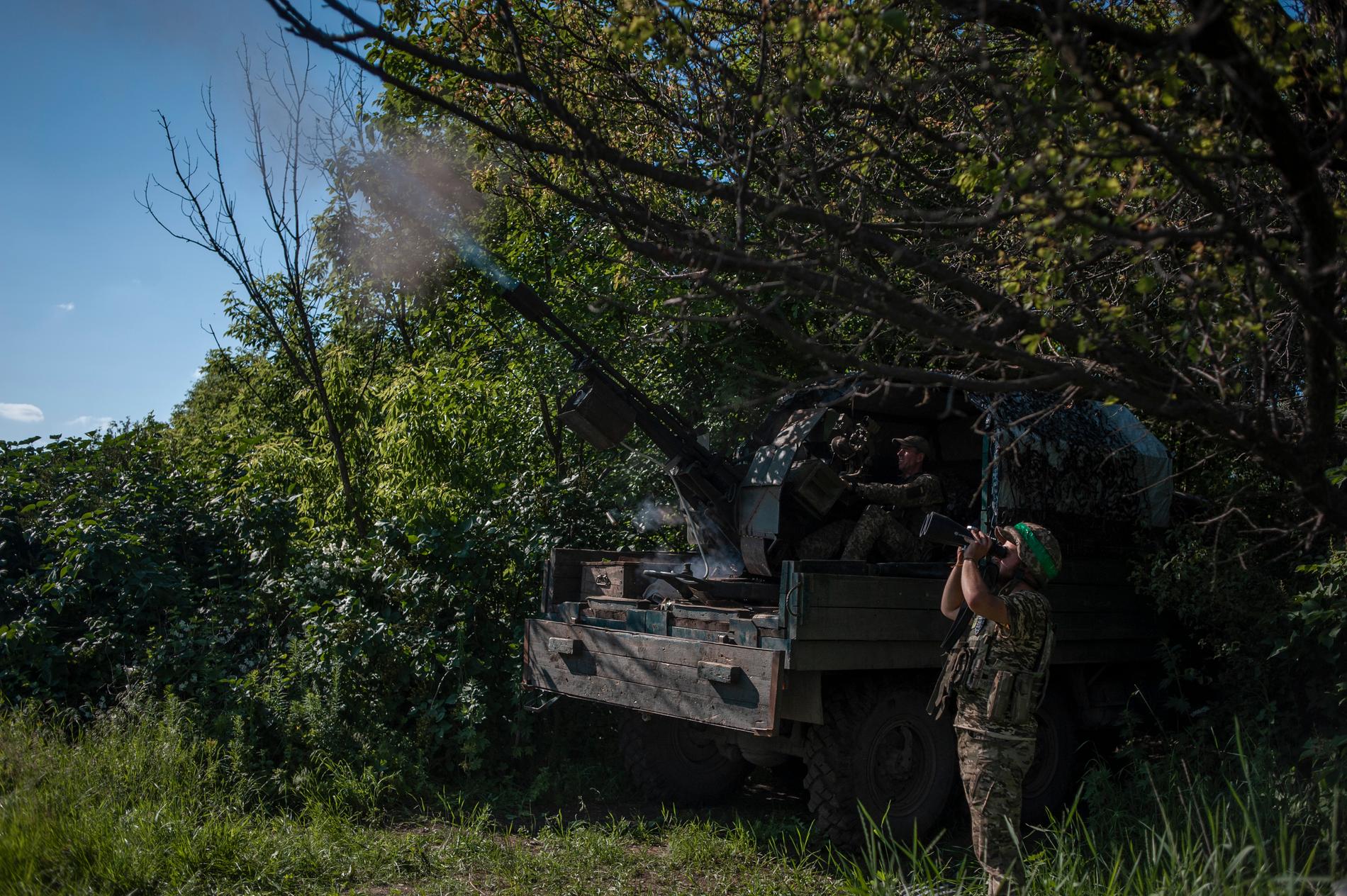 Ukrainska soldater vid fronten i juni. 