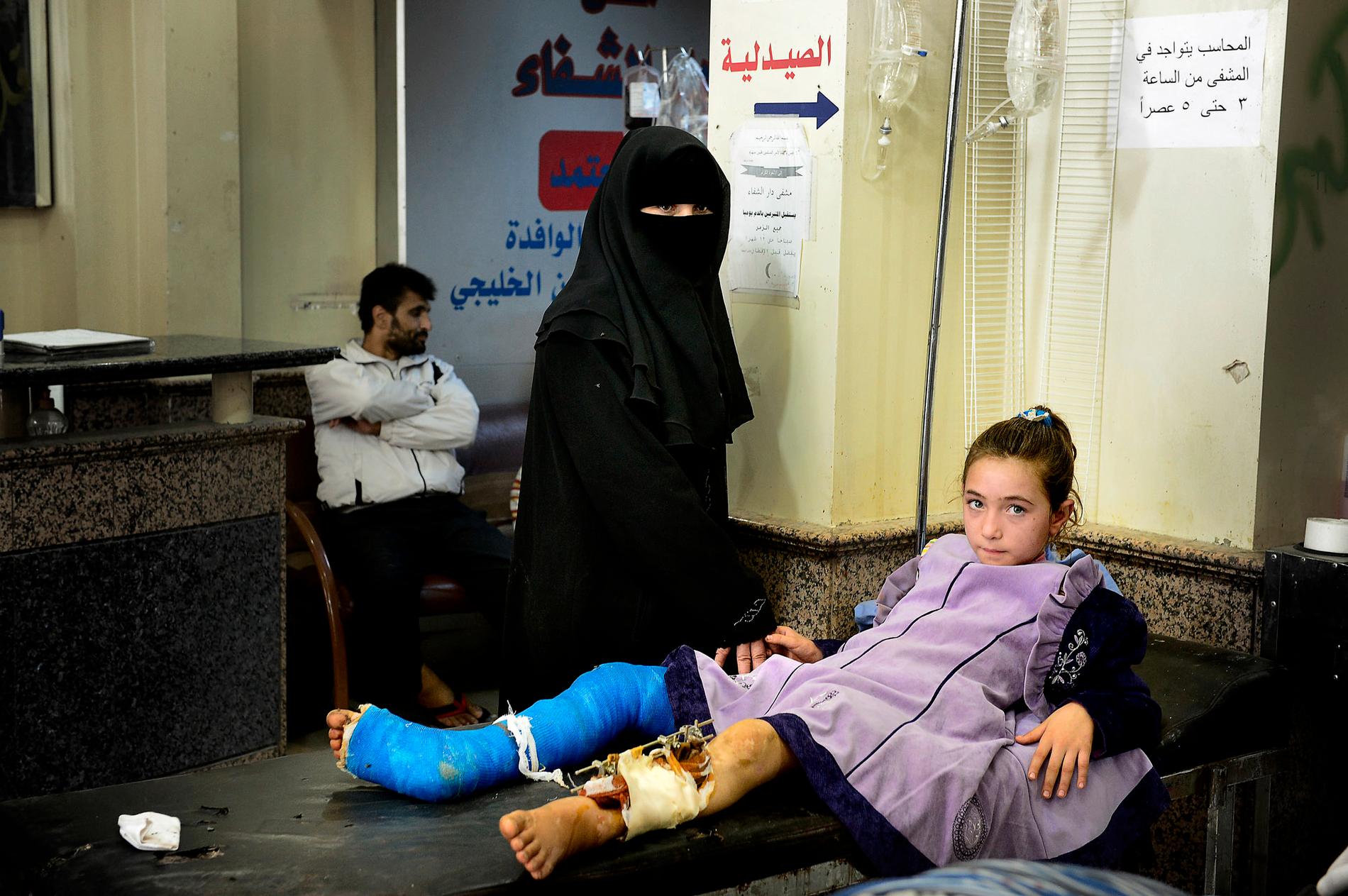 SÅREN LÄKER INTE Åttaåriga Rasha Assanis ben krossades när hennes familj försökte fly på en motorcykel mitt i natten. De kraschade ner i ett hål från en bomb när de körde med släckta ljus för att undvika krypskyttarna.