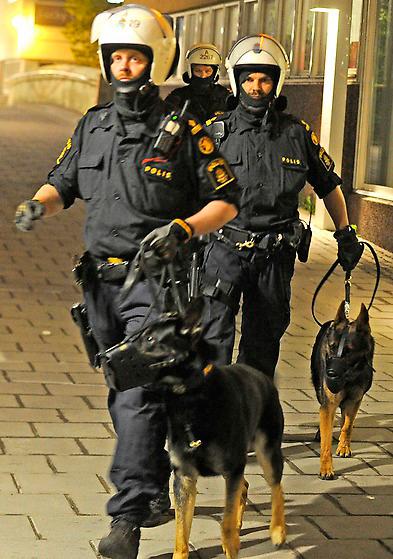Poliser under kravallerna i Husby 2013. Foto: Per-Olof Sännås