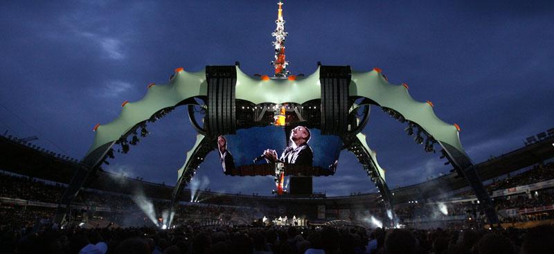 U2:s världsturné - med jättescenen "The claw" – får kritik för sin miljöpåverkan.