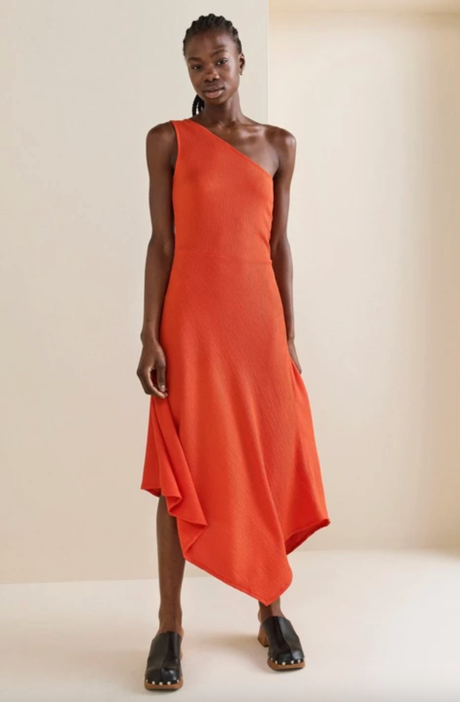 Asymmetrisk orange klänning.