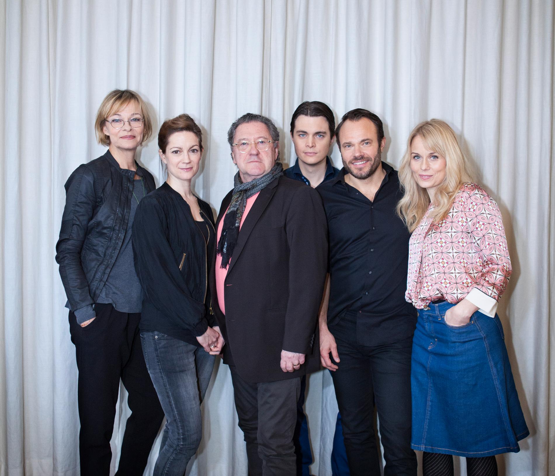 Messiah Hallberg tillsammans med skådespelarna i ”Finaste familjen”.