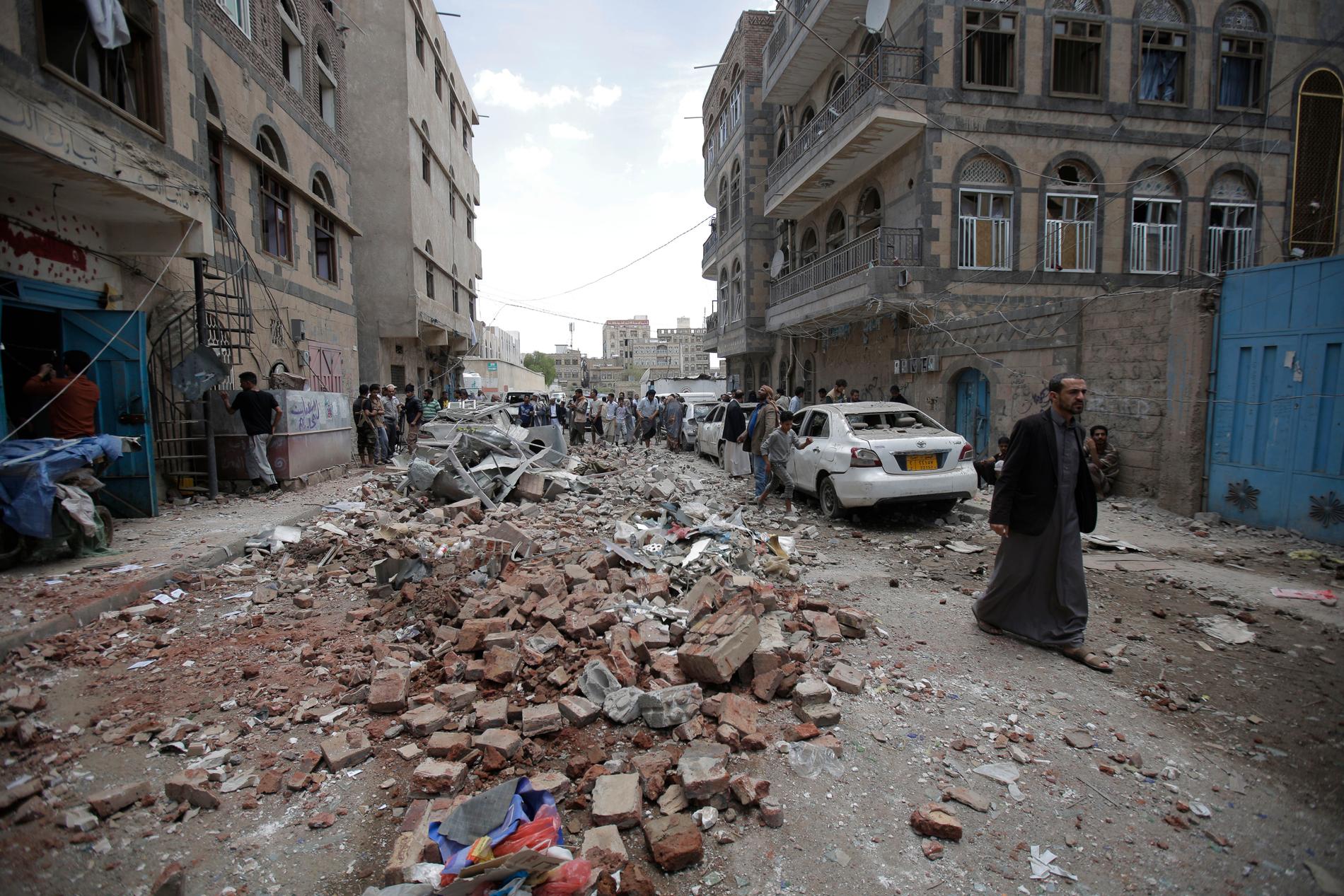 Förödelse i Jemens huvudstad Sanaa den 16 maj efter en av den saudiskledda militäralliansens flygattacker.