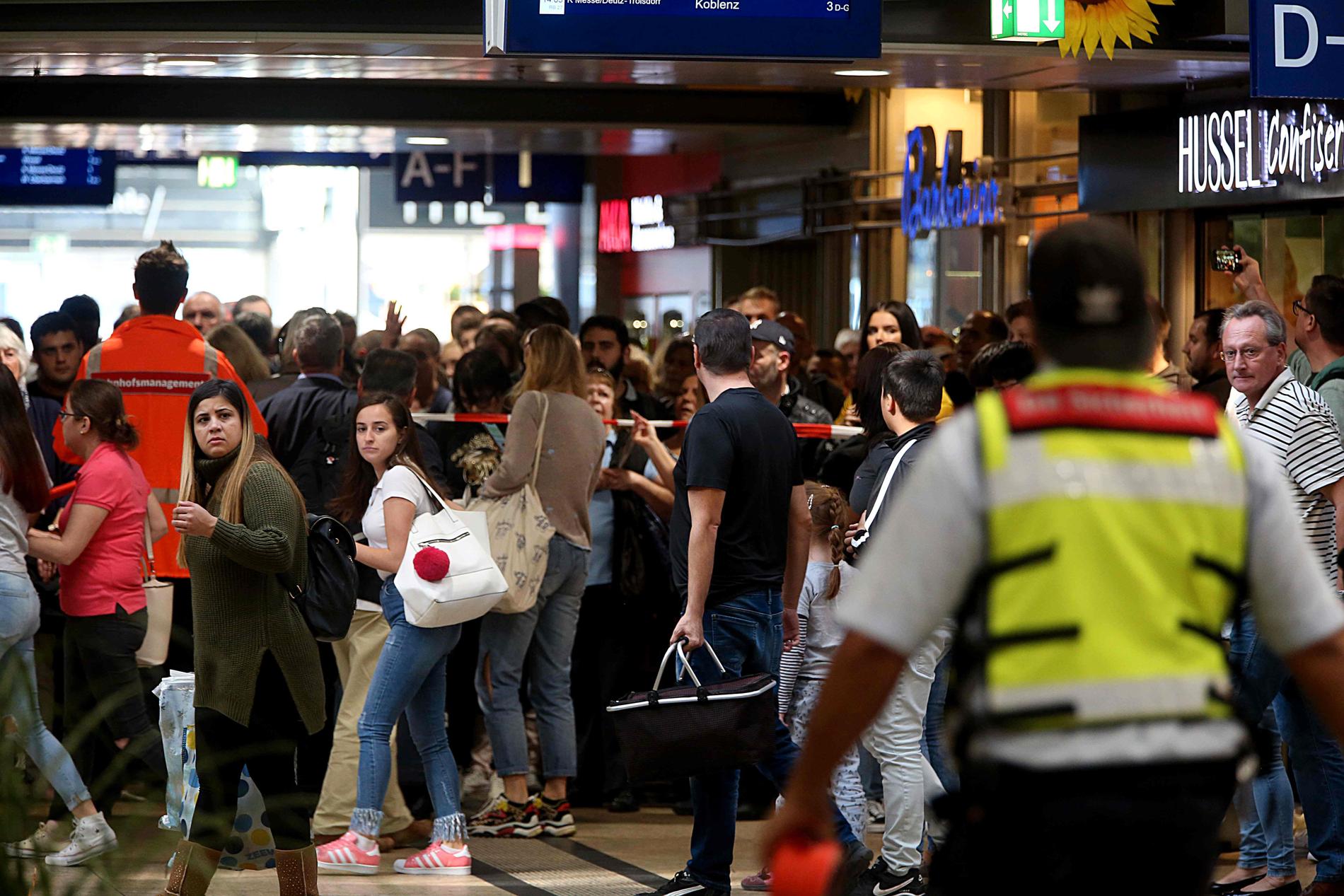 Centralstationen i Köln i Tyskland har evakuerats av polis efter ett misstänkt gisslandrama.