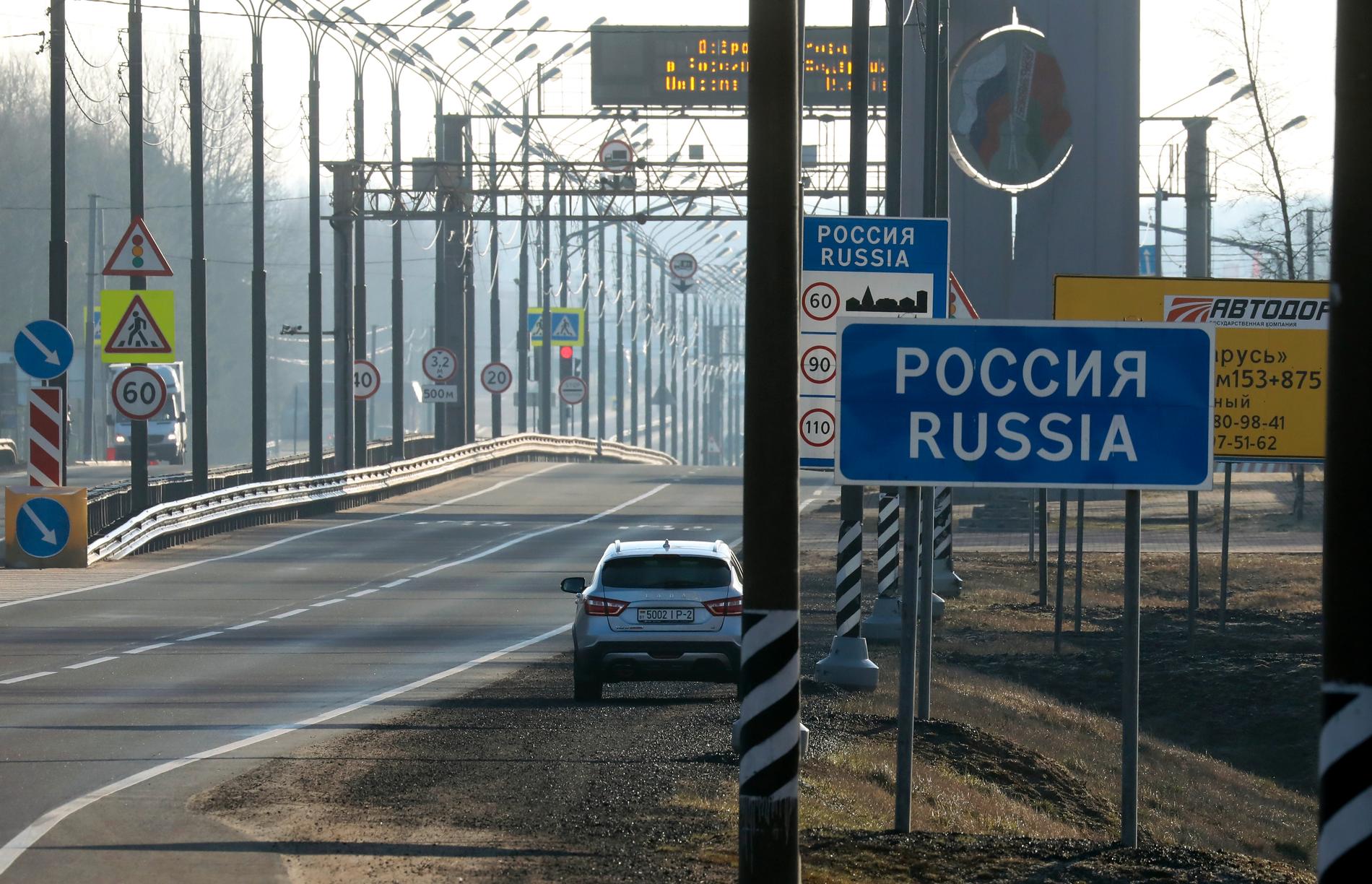 En öde motorväg från Vitryssland till Ryssland.