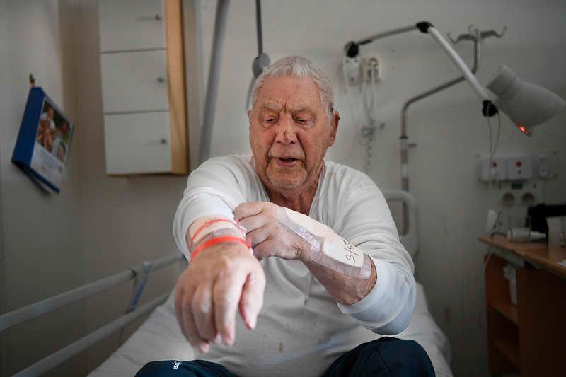 Ivan Westberg, 88, har ramlat när han protesterade mot att han inte fick någon färdtjänst eller trapphiss.