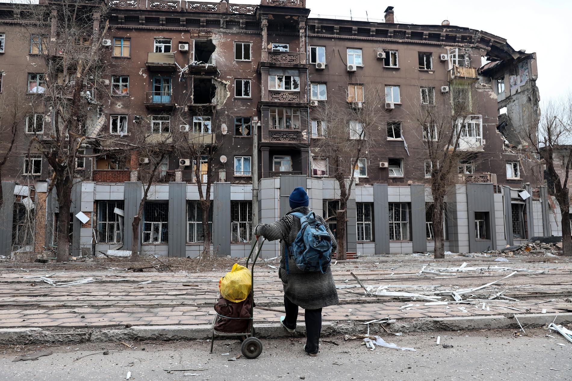 Sönderbombat flerbostadshus i den belägrade staden Mariupol.