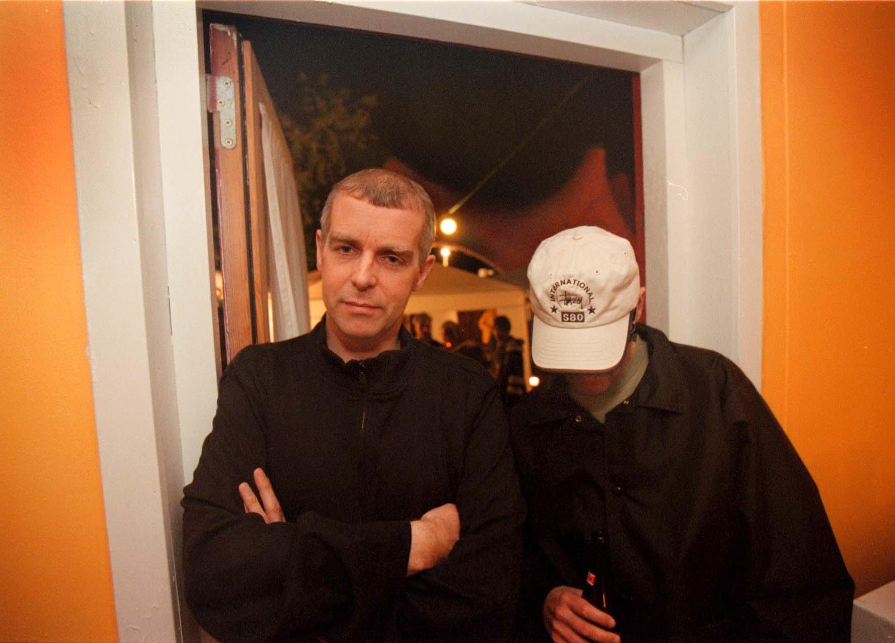 Neil Tennant och Chris Lowe, som gömmer sig under en keps. Bilden är hämtad från det fantastiska popåret 1997. 