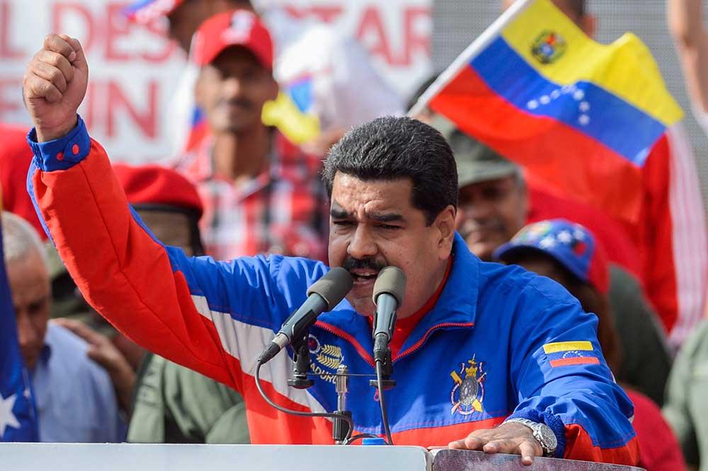 Nicholas Maduro Venezuelas president pratade under en march i Caracas.
