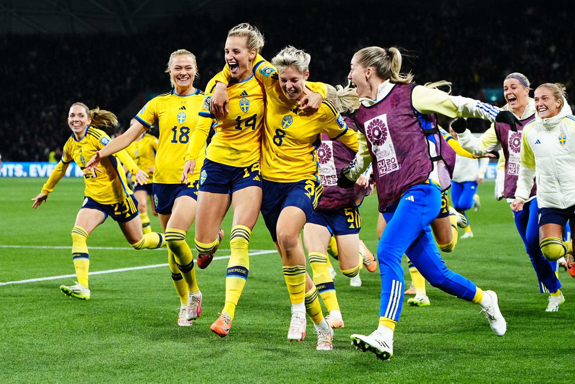 Sverige jublar efter segern mot USA. Nu väntar Japan i kvartsfinalen. 
