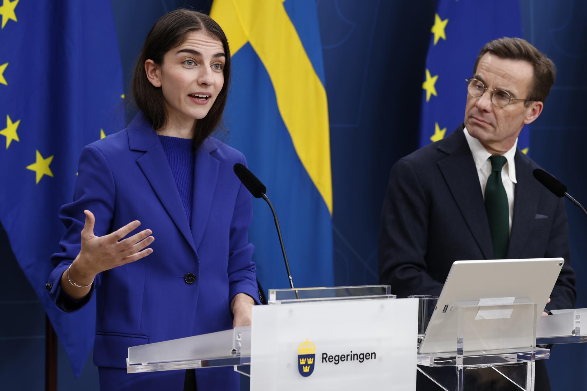 Romina Pourmokhtari (L) och Ulf Kristersson (M) på torsdagens pressträff. 