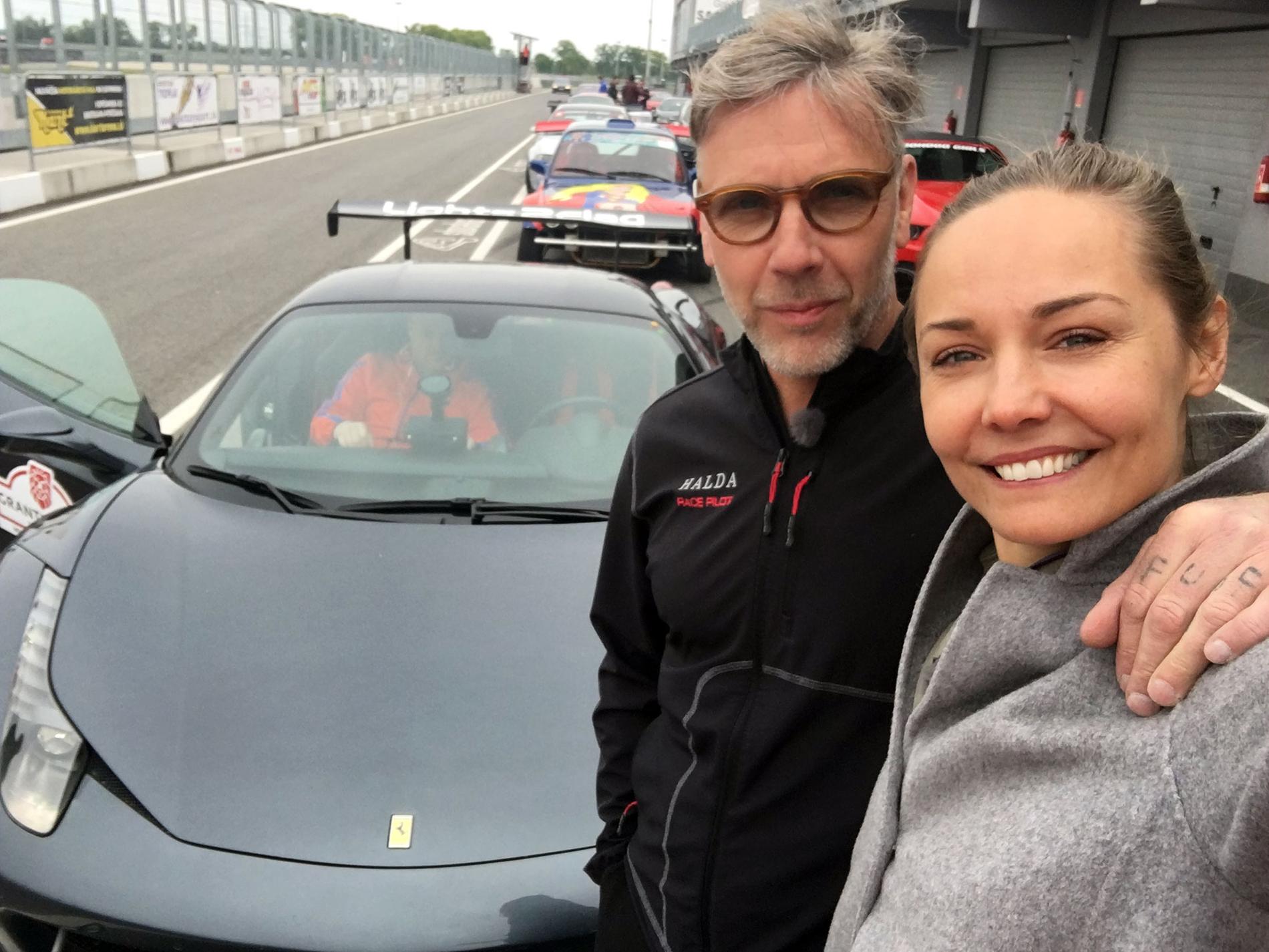Carina Berg kör bil med Mikael Persbrandt.