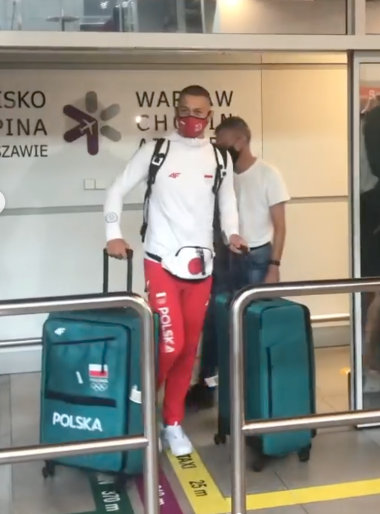 Mateusz Chowaniec på flygplatsen i Polen efter att ha tvingats åka hem från OS