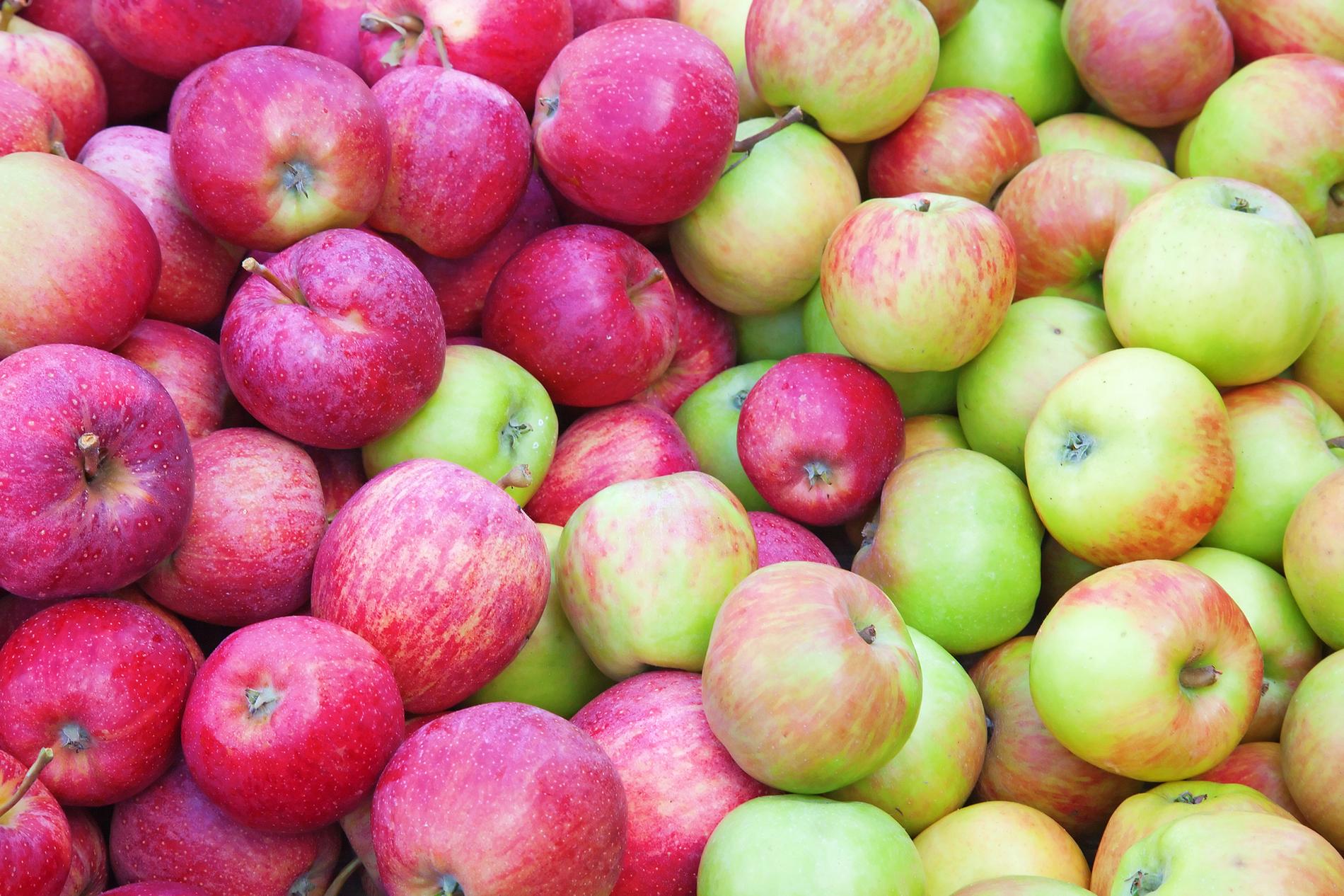 Tips! Äter du äpplet med skal så får du i dig mer av det goda!