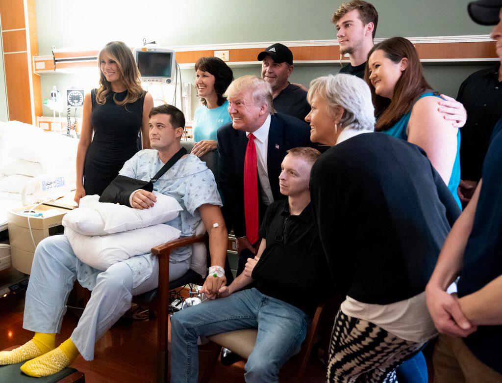 Donald Trump på sjukhuset där han hälsade på skadade efter massakern.