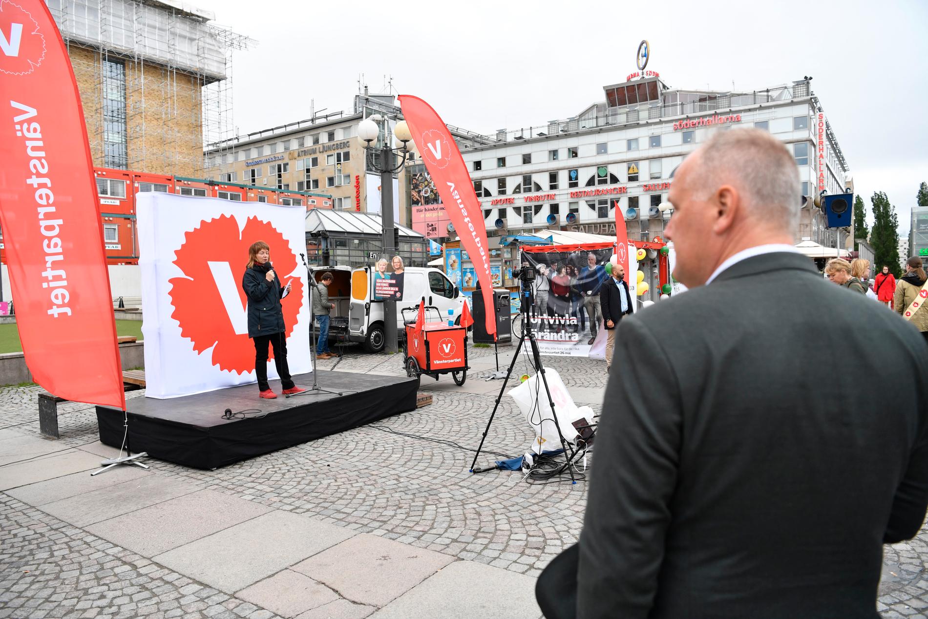 Vänsterpartiets toppkandidat Malin Björk och partiledare Jonas Sjöstedt valspurtar inför EU-valet på Medborgarplatsen i Stockholm.