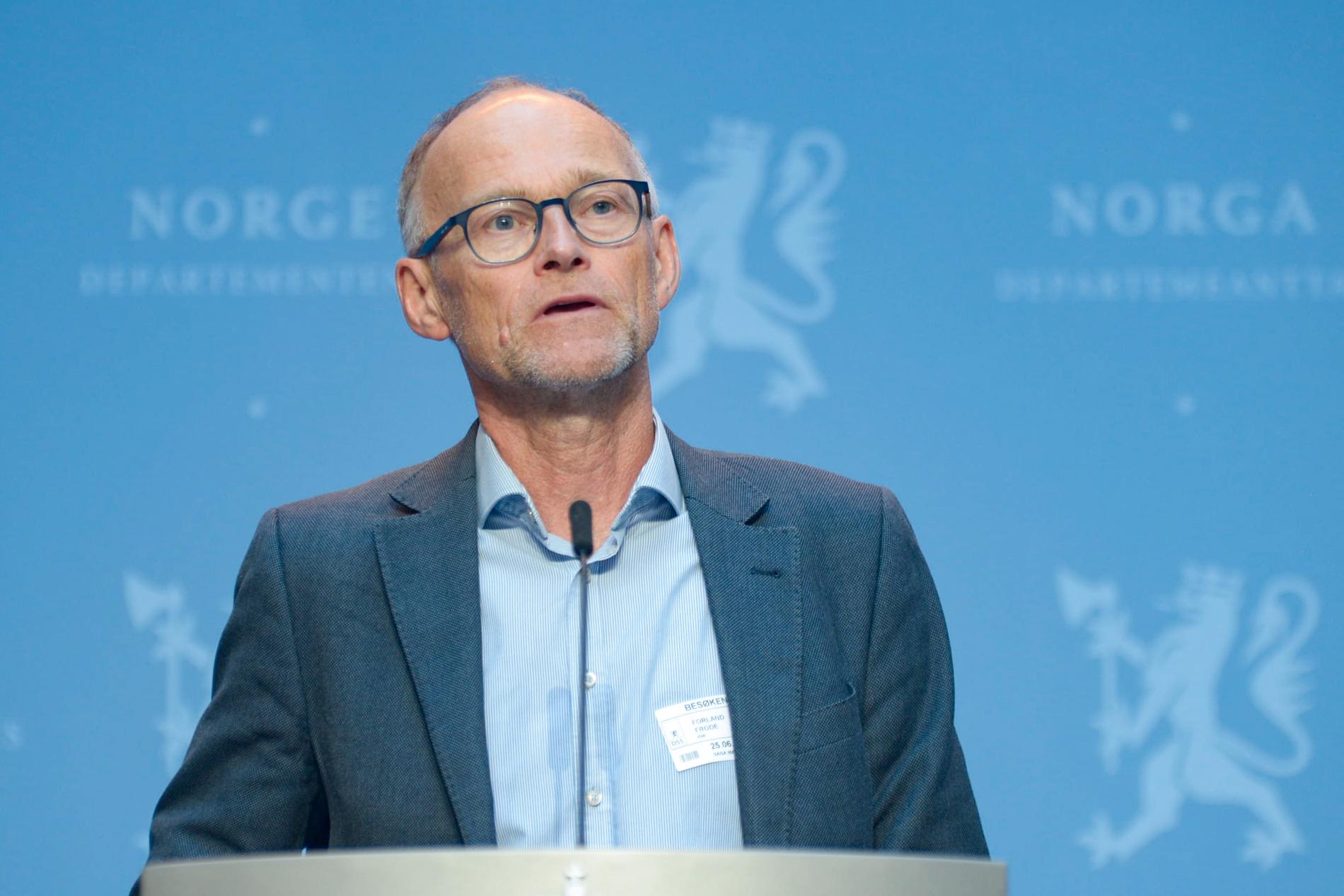 Norska FHI:s smittskyddsdirektör Frode Forland under onsdagens presskonferens där den norska regeringen lämnade beskedet om att ytterligare sex regioner i Sverige nu rödlistas.