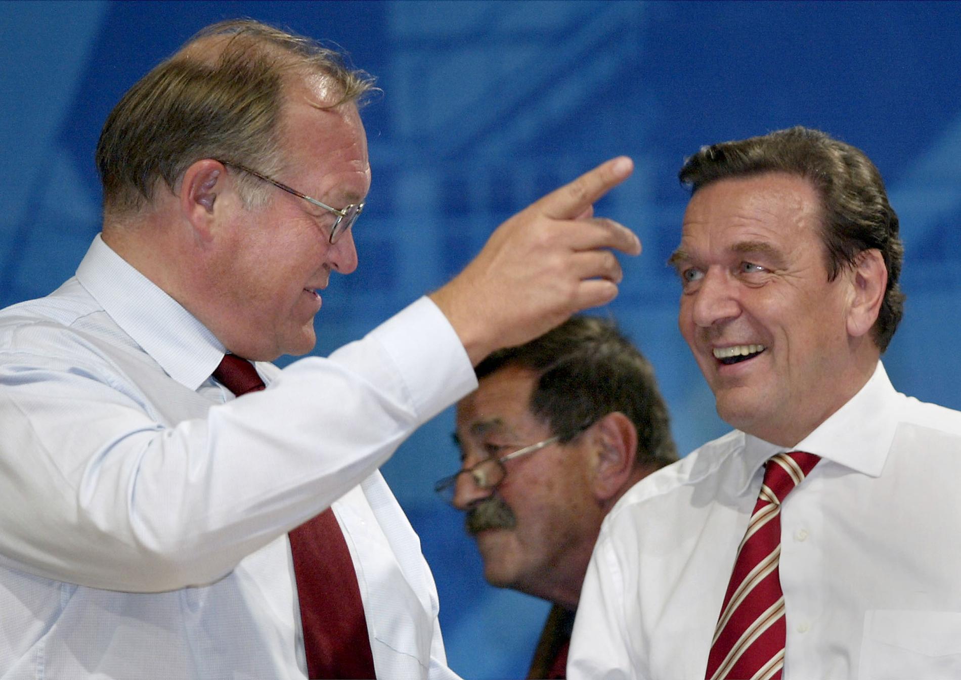 Politiske aktivisten Tillsammans med Göran Persson och Gerhard Schröder på valmöte i Dortmund, 2002.
