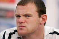 SVÅRT ATT SOVA Wayne Rooney tar till dammsugaren, eller flickvännens hårtork, när han vill sova.