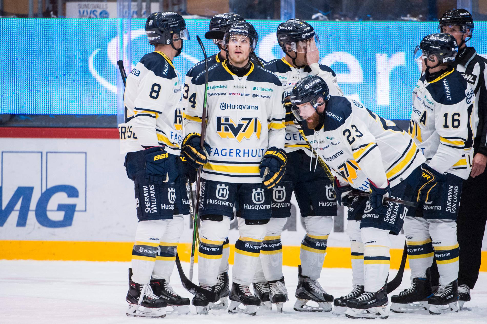 Besvikna HV71-spelare efter förlusten mot Timrå.