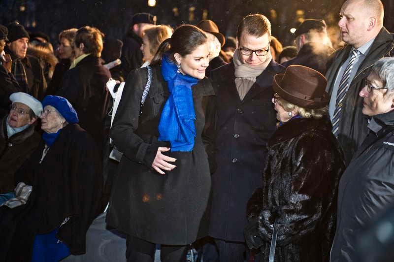 27 jan. Victoria och Daniel närvarar vid förintelsens minnesdag på Raoul Wallenbergs torg.