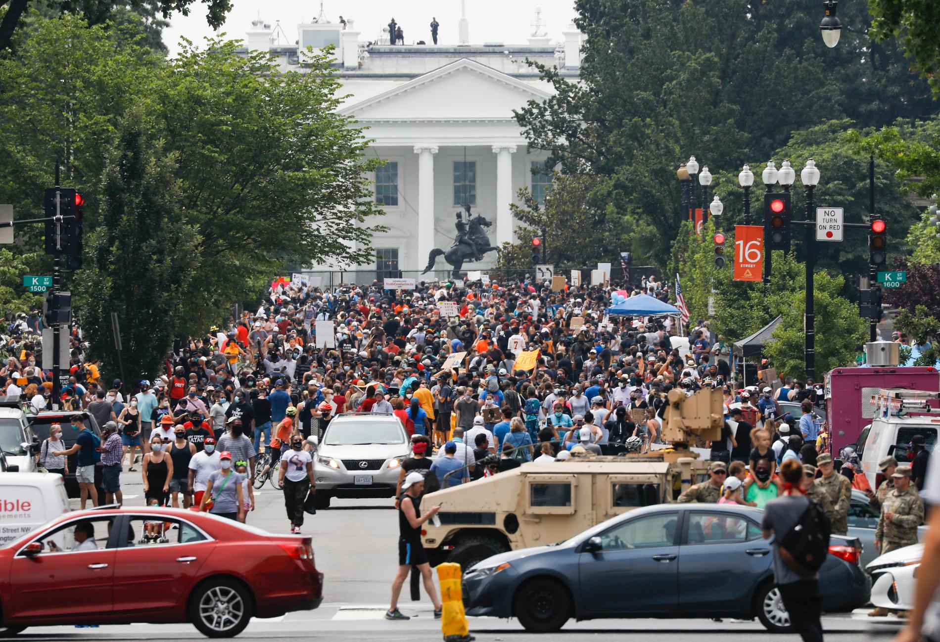 Demonstranter i USA:s huvudstad Washington DC på lördagen. Stadens polischef bedömer att det kan bli den största protesten i stadens historia och stora avspärrningar har gjorts framför Vita huset.