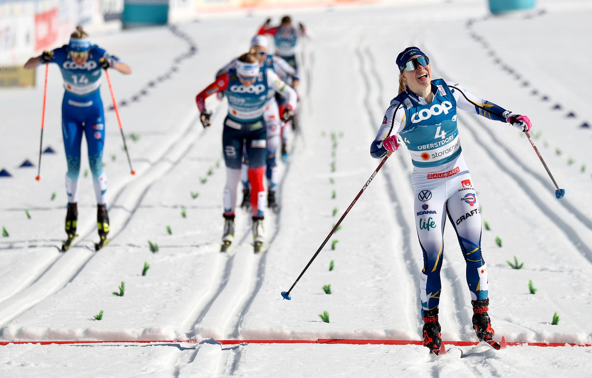 Jonna Sundling korsar mållinjen och blir världsmästare i sprint.
