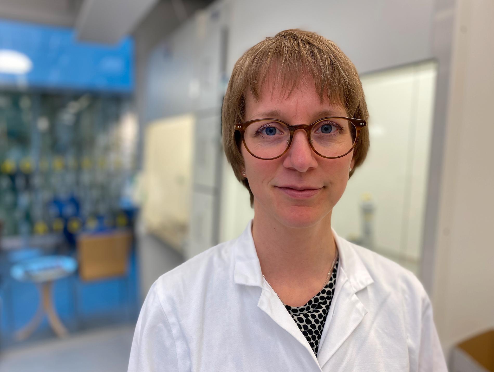 Jenny Åberg analyserar beslagen vid Tullverkets laboratorium.