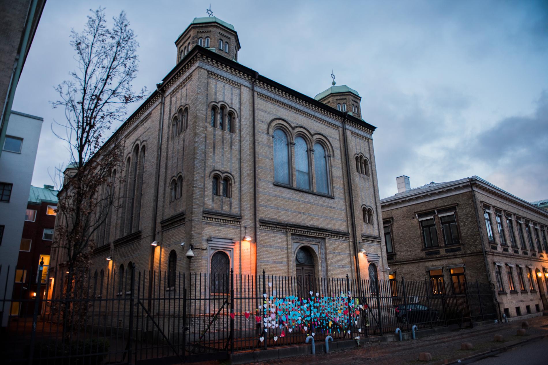 I december förra året kastades flera brandbomber mot två bilar som stod parkerade utanför synagogan i Göteborg.