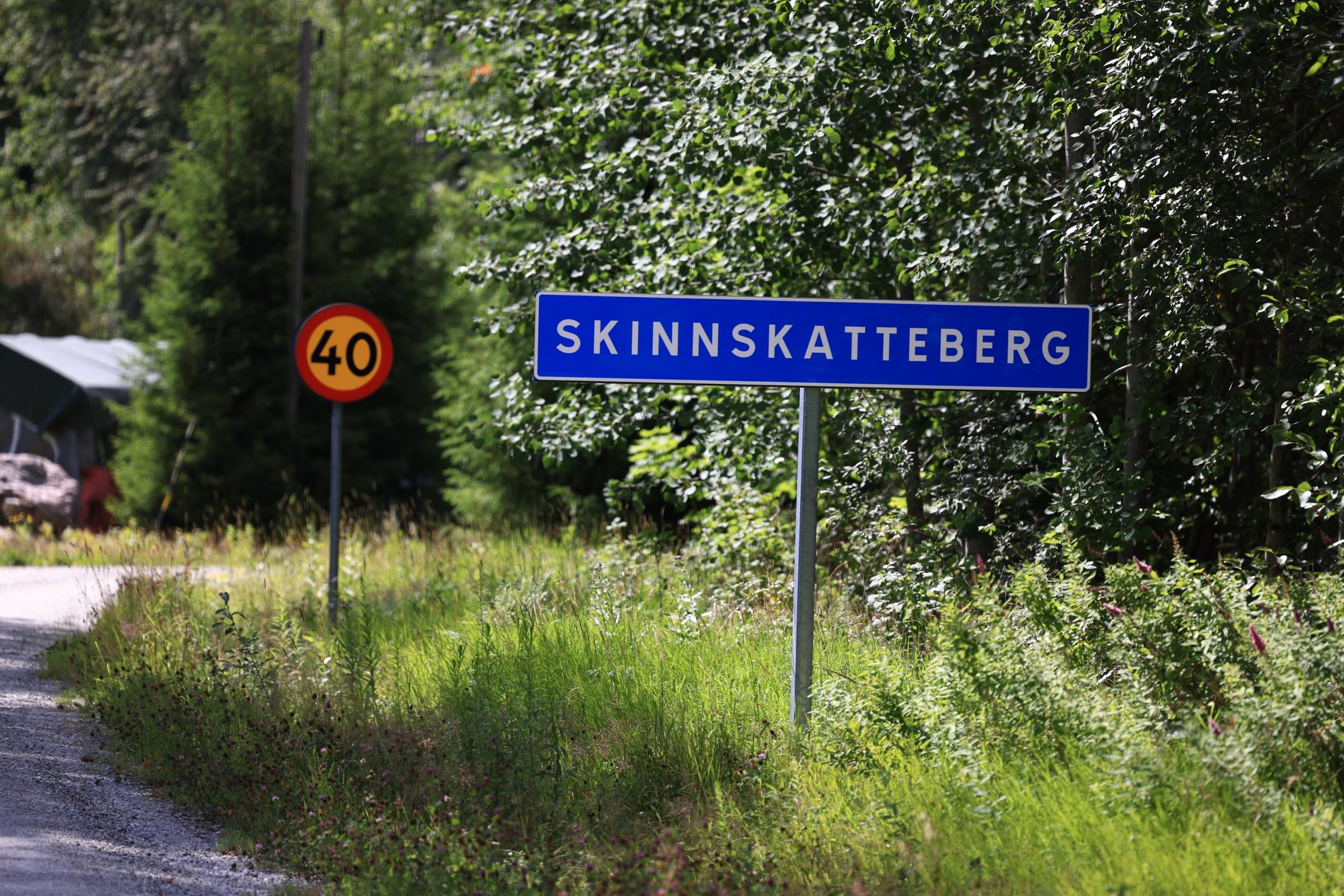 Kvinnan och barnen hittades döda i en bil i Skinnskatteberg på torsdagskvällen. 