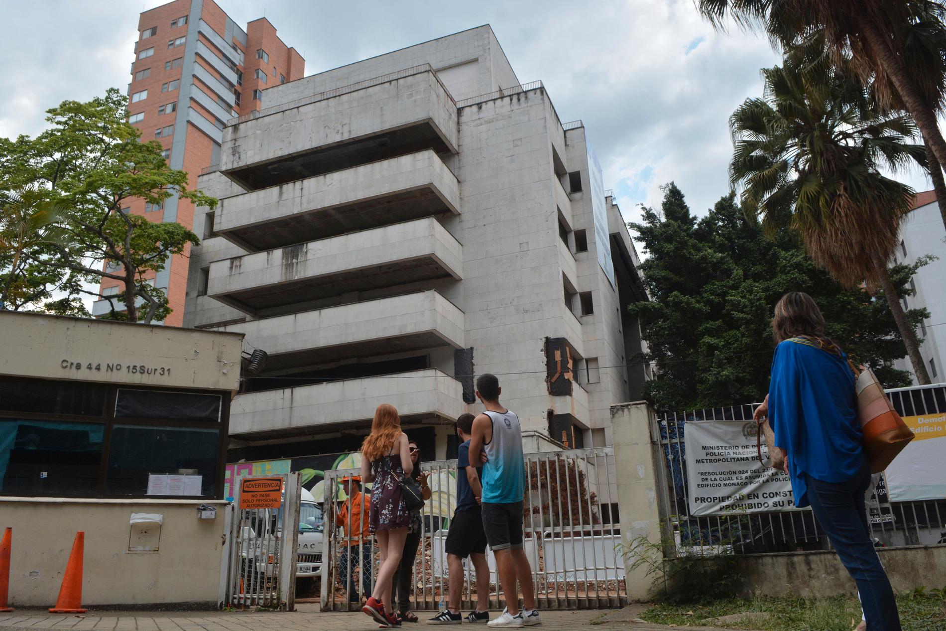 Turister besöker Pablo Escobars gamla hem i Medellin i Colombia.