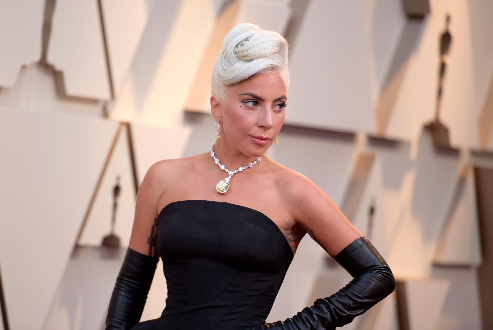 Artisten Lady Gaga bar den gula Tiffanydiamanten på förra årets Oscargala.