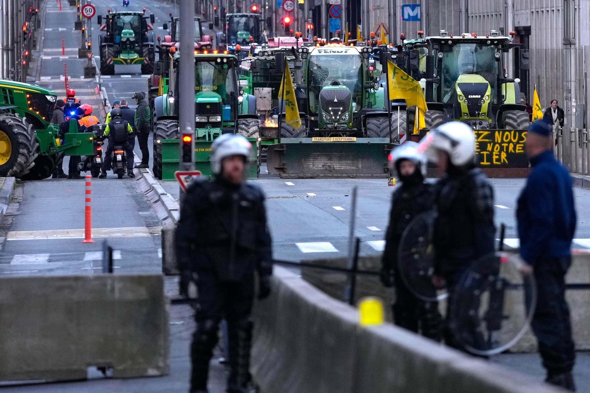Traktorer mot kravallpolis i EU-kvarteren i Bryssel inför tisdagens jordbruksministermöte.