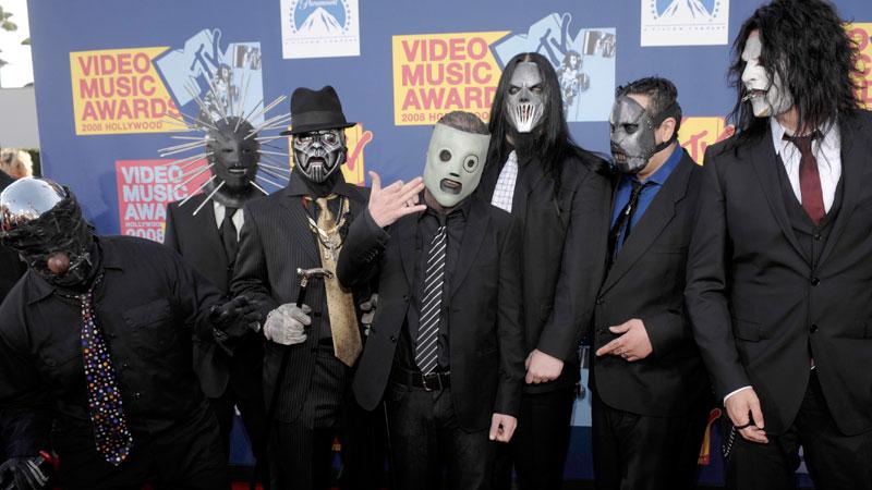 Slipknot är ett av världens mest framgångsrika metalband. Medlemmarna döljer alltid sina ansikten bakom masker. Den avlidne Paul Gray står här näst längst till höger på bilden.