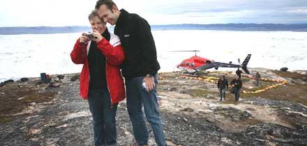 TILL FAMILJEALBUMET Utflykt till en av världens mäktigaste vyer: glaciären möter Jakobshavns isfjord. Niels Bang och Camilla Örsted från Danmark fotograferar sig själva och den krympande inlandsisen.