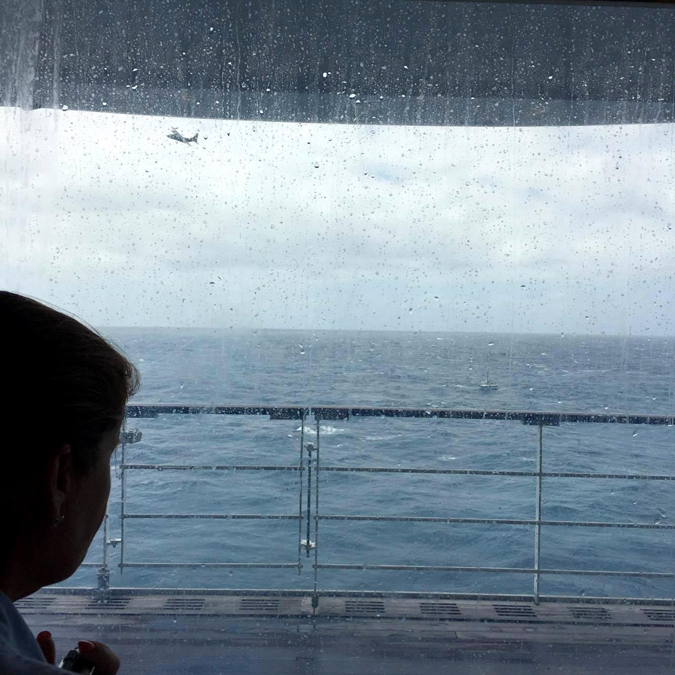 Räddningsplan syns från kryssningsfartyget. I havet syns segelbåten.