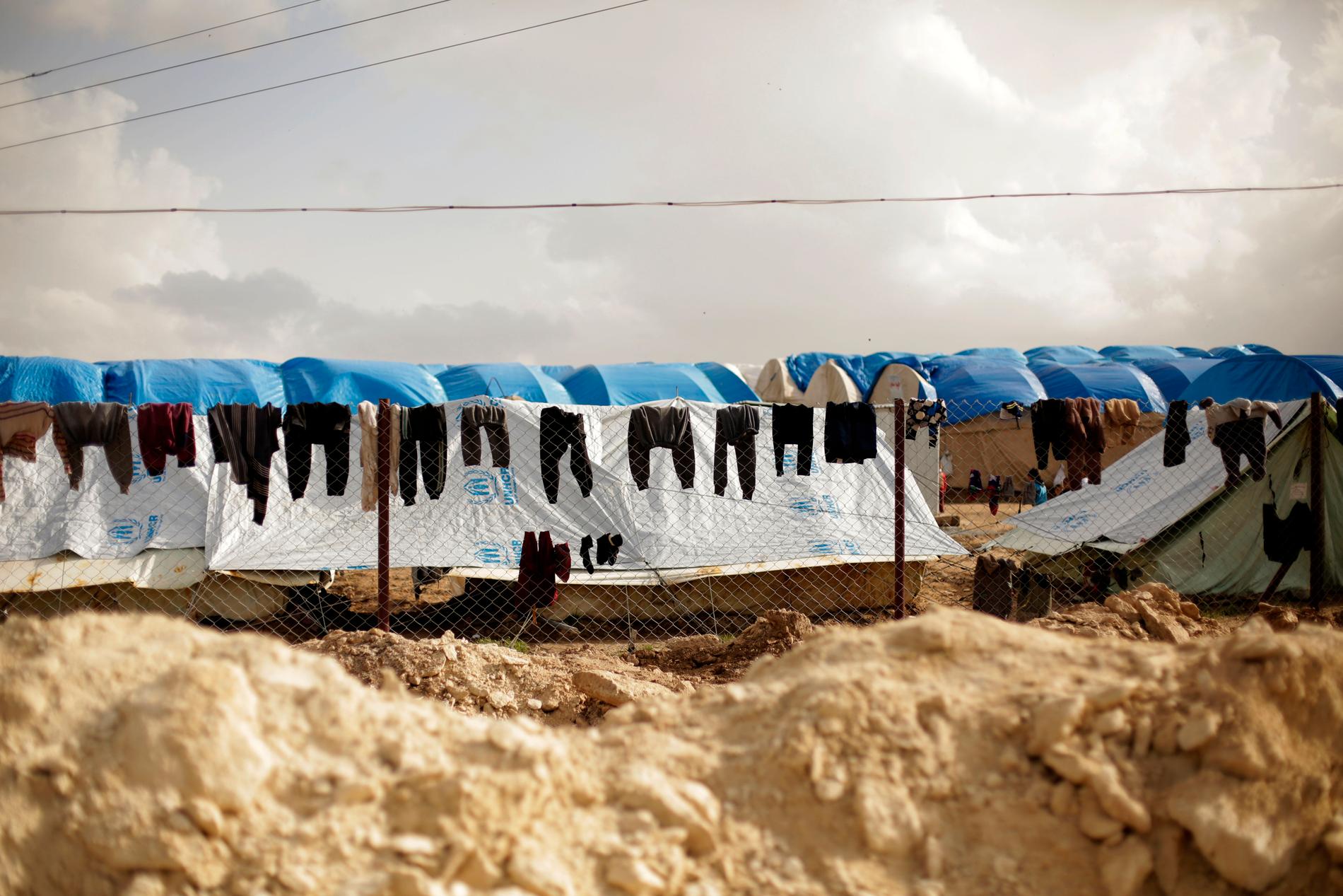 Tvätt hänger på tork i fånglägret al-Hol i Syrien. Arkivbild.